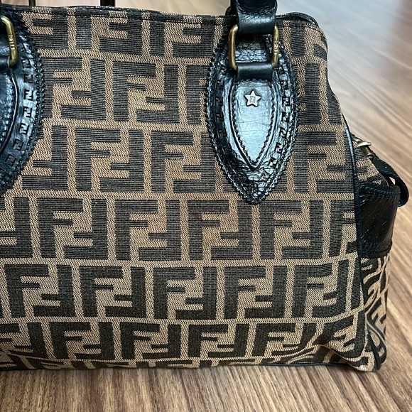 A161 - 💯% authentic Fendi shoulder bag - Picture 8 of 16